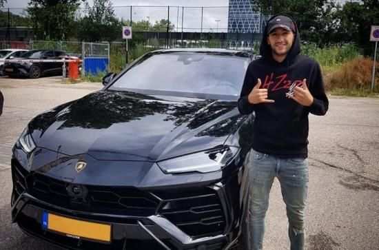 Ajax Topper Ziyech Neemt Lamborghini Urus In Ontvangst Met